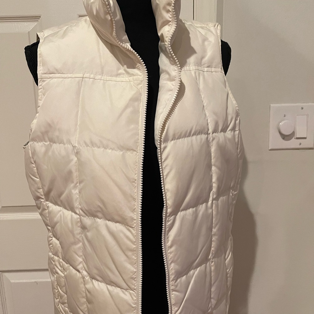 Lands End Puffed Vest , White. 2 side pockets. Zip Front